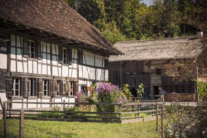 Spannende Märchen, Sagen und Klangdokumente aus verschiedenen Regionen der Schweiz, jeweils in der entsprechenden Mundart, wollen auf dem Ballenberg entdeckt werden.