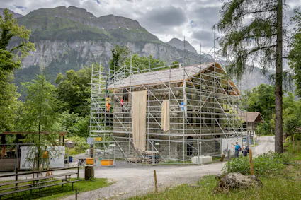 Mit der Translozierung vom Schulhaus aus Unterheid aus dem Jahr 1830 erweitert das Freilichtmuseum Ballenberg seine Sammlung.