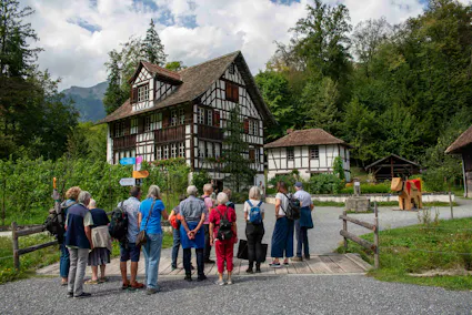 Menschen mit leichter Demenz erleben den Ballenberg auf einem begleiteten Spaziergang. 
