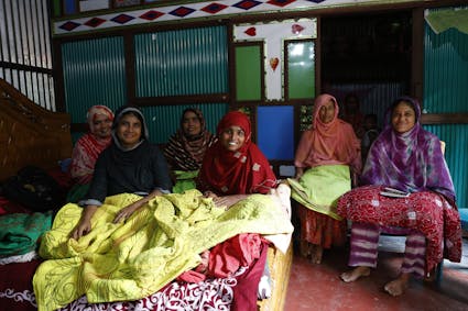 Village, Bangladesch 2023. Halima (in der Mitte mit dem roten Tuch) mit ihren Freundinnen und Nachbarinnen beim Handarbeiten. © Helvetas / Franca Roatti