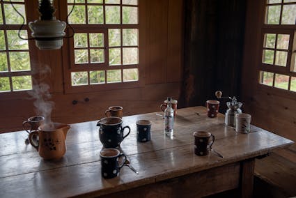 Am geselligen Tisch der alten Wohn- und Schlafstube der Sennen steht Kaffee und Tee für Sie bereit. 