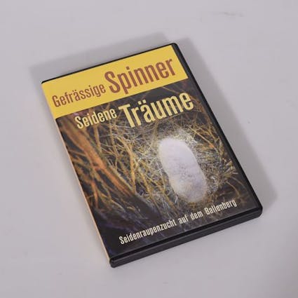 Seidenraupenzucht auf dem Ballenberg. Ein unscheinbares Tierchen produziert einen der kostbarsten Stoffe der Welt: Die Seide. Jetzt DVD im Onlineshop kaufen.