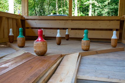 Die im Freilichtmuseum Ballenberg rekonstruierte Neuenburger Kegelbahn hat ihre Wurzeln in den Gebirgszügen des Jura.