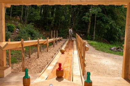 Die im Freilichtmuseum Ballenberg rekonstruierte Neuenburger Kegelbahn hat ihre Wurzeln in den Gebirgszügen des Jura.