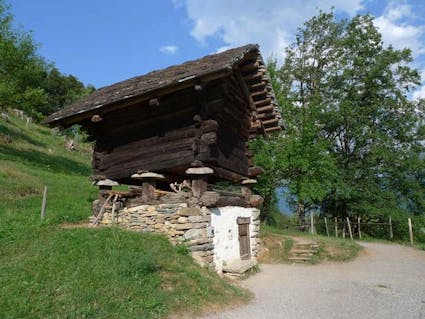 Der Kornspeicher aus Campo / Campo Vallemaggia TI im Freilichtmuseum Ballenberg.