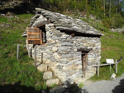 Das Kastaniendörrhaus aus Prato-Sornico / Lavizzara TI im Freilichtmuseum Ballenberg.