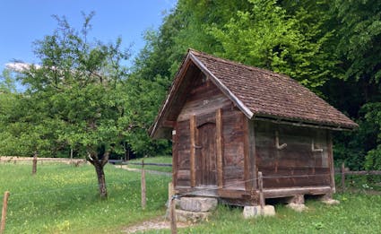 Der Kornspeicher stand im Dorfzentrum von Montsevelier und ist ein einfacher Ständerbau, ohne Schmuck.