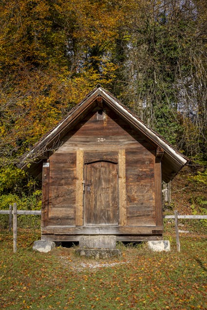 Der Kornspeicher stand im Dorfzentrum von Montsevelier und ist ein einfacher Ständerbau, ohne Schmuck