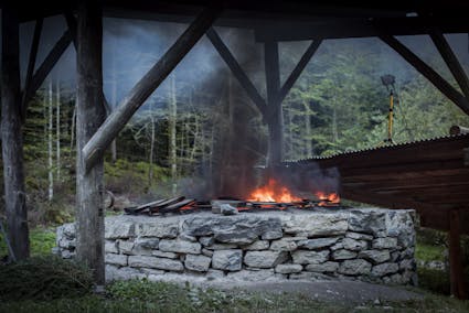 Für Mörtel, Verputz und Kalkanstrich wurden Kalksteine in einem Ofen auf über 1000°C erhitzt und dann nach dem Abkühlen mit Wasser «gelöscht».