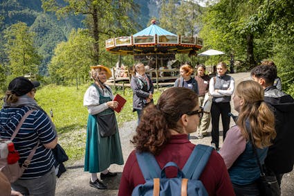 Ein Gruppenausflug in das Freilichtmuseum Ballenberg: Auf den geführten Rundgängen werden verschiedene Themen wie Architektur, ländliches Leben und Wirtschaften, Brauchtum und Handwerk beleuchtet.