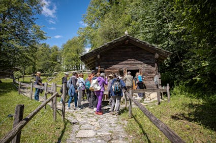 Ein Gruppenausflug in das Freilichtmuseum Ballenberg: Auf den geführten Rundgängen werden verschiedene Themen wie Architektur, ländliches Leben und Wirtschaften, Brauchtum und Handwerk beleuchtet.