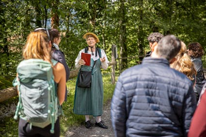 Ein Gruppenausflug in das Freilichtmuseum Ballenberg: Auf den geführten Rundgängen werden verschiedene Themen wie Architektur, ländliches Leben und Wirtschaften, Brauchtum und Handwerk beleuchtet.
