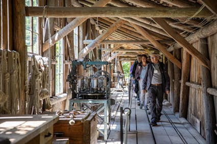 Ein Gruppenausflug in das Freilichtmuseum Ballenberg: Auf den geführten Rundgängen werden verschiedene Themen wie Architektur, ländliches Leben und Wirtschaften, Brauchtum und Handwerk beleuchtet.