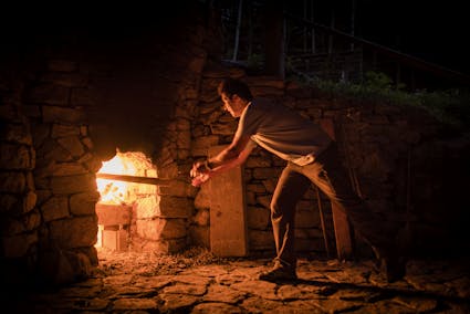 Für Mörtel, Verputz und Kalkanstrich wurden Kalksteine in einem Ofen auf über 1000°C erhitzt und dann nach dem Abkühlen mit Wasser «gelöscht».