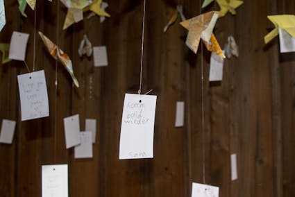 Im Rahmen des Jahresthemas «weltweit unterwegs» falteten Ballenberg-Besuchende während den Sommerferien Origami-Vögel.