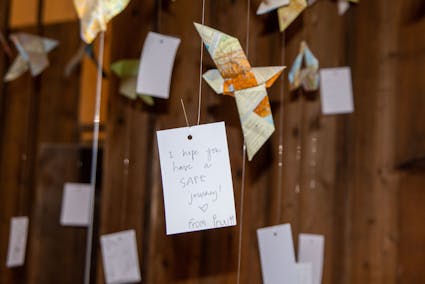 Im Rahmen des Jahresthemas «weltweit unterwegs» falteten Ballenberg-Besuchende während den Sommerferien Origami-Vögel.