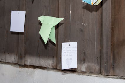 Im Rahmen des Jahresthemas «weltweit unterwegs» falteten Ballenberg-Besuchende während den Sommerferien Origami-Vögel.