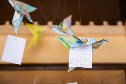 Im Rahmen des Jahresthemas «weltweit unterwegs» falteten Ballenberg-Besuchende während den Sommerferien Origami-Vögel.