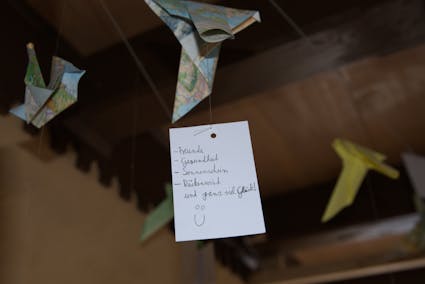 Im Rahmen des Jahresthemas «weltweit unterwegs» falteten Ballenberg-Besuchende während den Sommerferien Origami-Vögel.