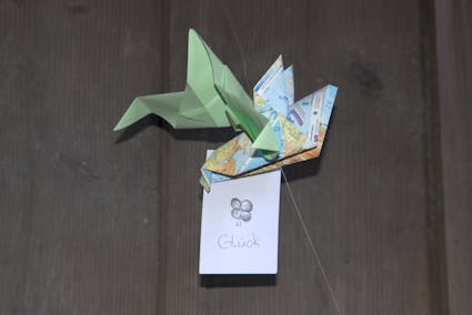 Im Rahmen des Jahresthemas «weltweit unterwegs» falteten Ballenberg-Besuchende während den Sommerferien Origami-Vögel.