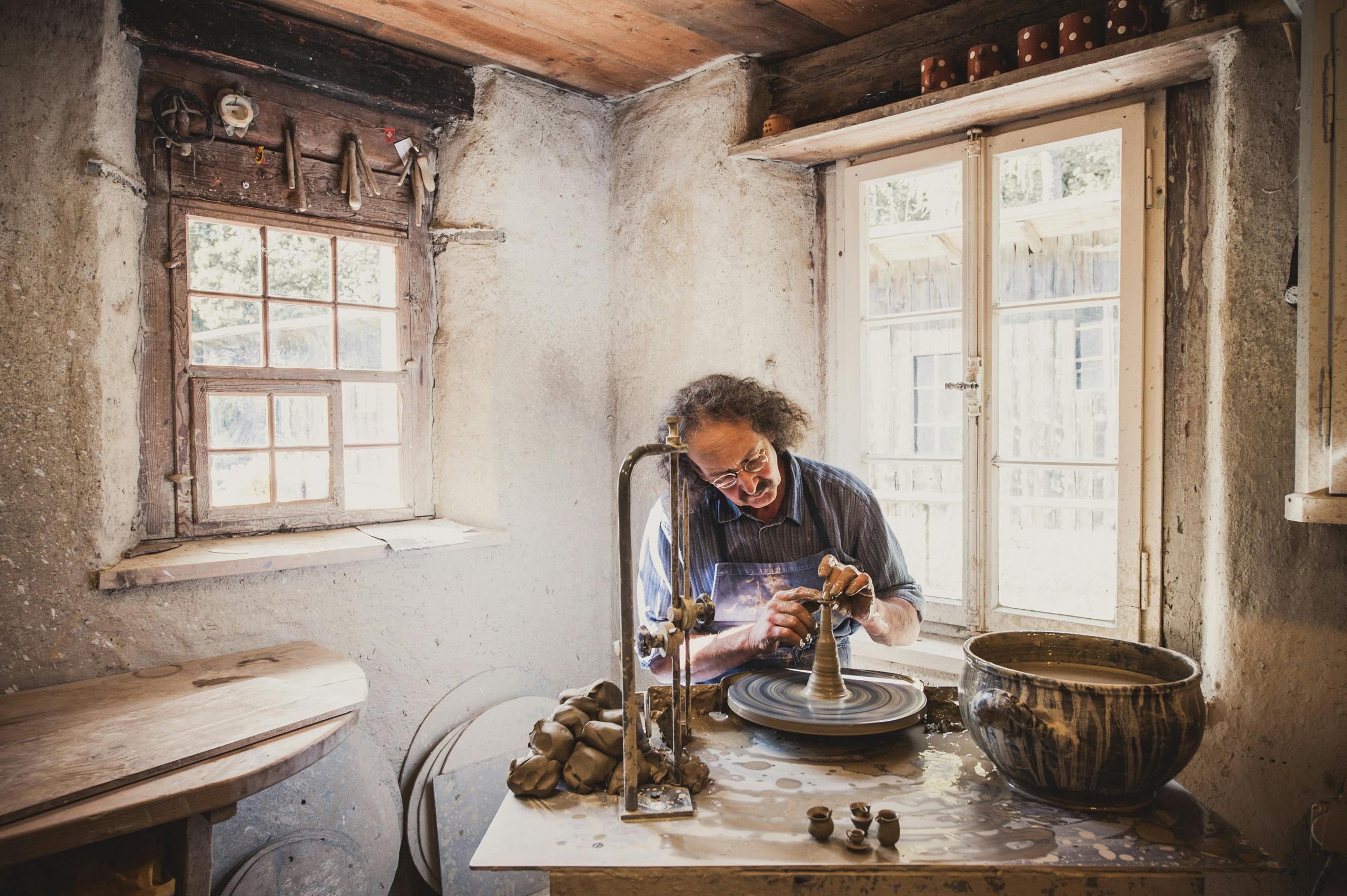 Handwerk Töpfern im Kleinbauernhaus mit Töpferei aus Unterseen BE (1051) im Freilichtmuseum Ballenberg.