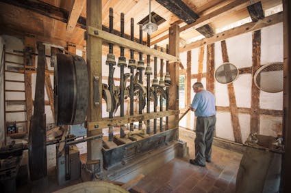 Täglich wird im Freilichtmuseum Ballenberg das Handwerk Knochenstampfen demonstriert. 