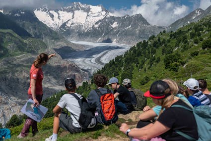 Durch die Zusammenarbeit des Freilichtmuseums Ballenberg (FLM) und des UNESCO-Weltnaturerbes Schweizer Alpen Jungfrau-Aletsch (SAJA) werden kleine und grosse Zusammenhänge gemeinsam und in Abhängigkeit zueinander gedacht.