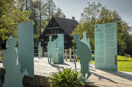In Zusammenarbeit mit der Entwicklungsorganisation Helvetas entstand im Freilichtmuseum Ballenberg der Themenweg «Weltweit unterwegs». 