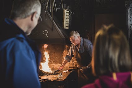 In der Schmiede aus Bümpliz BE (1052) wird das Handwerk Schmieden gezeigt.