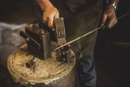 In der Schmiede aus Bümpliz BE (1052) wird das Handwerk Schmieden gezeigt.