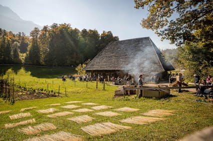 Erleben Sie beim Bauernhaus aus Madiswil BE (321), wie aus Flachs feines Leinen wird.