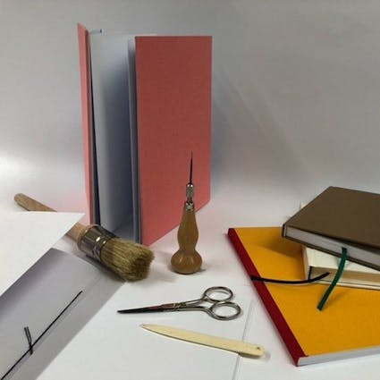 Bücher selber binden: Eine Technik, die Sie in den Ballenberg-Kursen erlernen können.