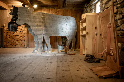 Mitmachaktivität im Freilichtmuseum Ballenberg, Kuh melken