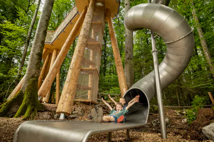 Auf dem Baumwipfellehrpfad sieht man die Welt von oben und saust in rasantem Tempo die Rutsche runter.