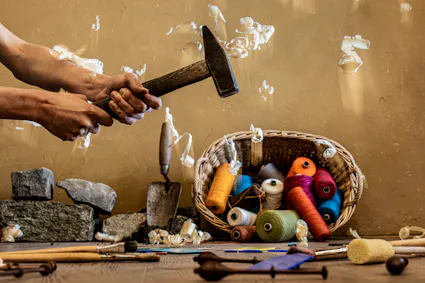 Jährlich werden über 100 Kurse und Workshops zur Förderung und Vermittlung des traditionellen Handwerks angeboten.