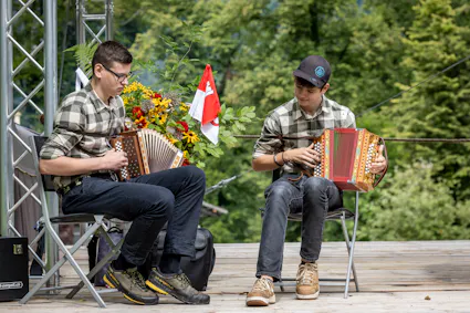 Auf der Kulturbühne im Freilichtmuseum Ballenberg erleben Sie die Vielfalt und Lebendigkeit der Schweizer Volkskultur.