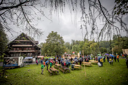 Rund 20’000 Festgäste, Besucherinnen und Besucher liessen sich am 24./25. September sowie am 1./2. Oktober 2022 trotz nasskaltem Herbstwetter nicht davon abhalten, das erste «Fest der Feste» im Freilichtmuseum Ballenberg zu besuchen.