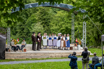 Auf der Kulturbühne im Freilichtmuseum Ballenberg erleben Sie die Vielfalt und Lebendigkeit der Schweizer Volkskultur.