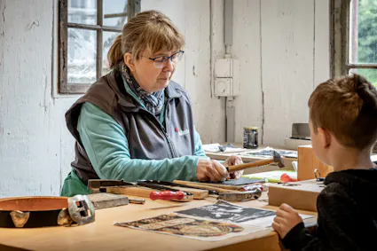 Mit Stichel, Meissel, Hammer und etlichen unterschiedlichen Punzen lässt sich die Oberfläche von Metall treiben und verzieren. 