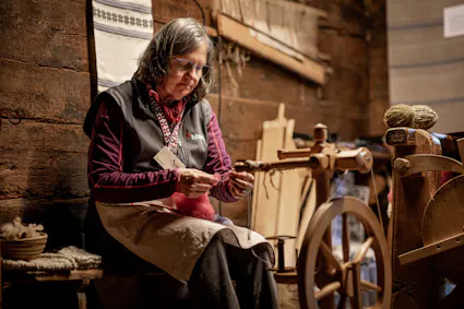 Im Wohnhaus aus Blatten VS (1111) und im Bauernhaus aus Wila ZH (641) werden regelmässig Flachs und Wolle zu Faden versponnen. 