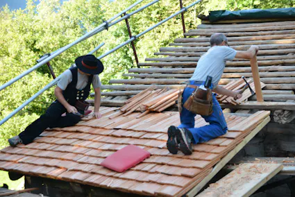 Fachleute aus verschiedenen Handwerken sorgen zusammen für den Erhalt der historischen Gebäude im Freilichtmuseum.