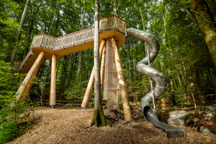 Der Waldspielplatz bietet noch mehr Abenteuer für Gross und Klein: Ein Häuschen mit den beliebten CUBORO-Kugelbahnen, ein 25 Meter langer Baumwipfelpfad mit Feldstechern zur Vogelbeobachtung und eine acht Meter hohe Rutschbahn laden zum Spielen,