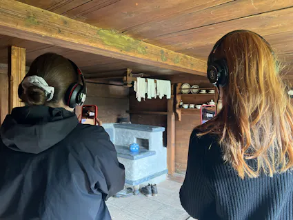 Über die Geschichte des Bauernhauses aus Adelboden (1011) und seiner Bewohnenden erfahren Gäste mit Mixed Reality-Erlebnissen mehr.
