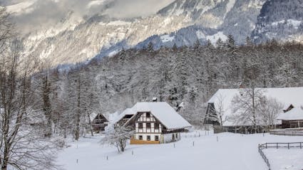 Das Stöckli aus Detligen / Radelfingen BE (333) im Winter im Freilichtmuseum Ballenberg.