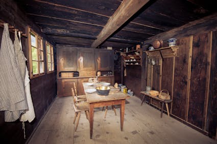 Die karge Küche mit gedecktem Tisch im Wohnhaus aus Sachseln OW.
