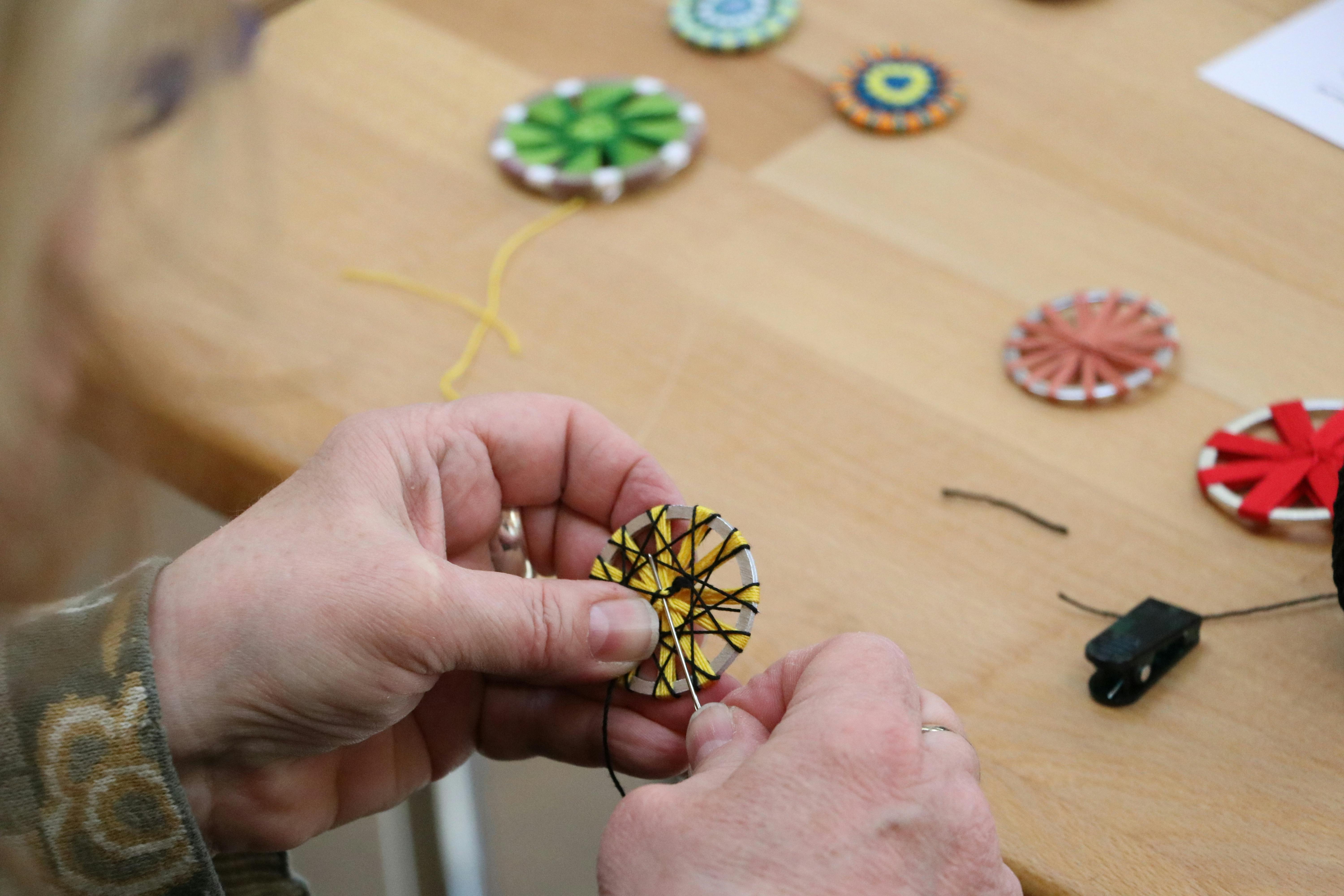 Besuchen Sie den Kurs Knopfmachen – Zwirnknöpfe im Kurszentrum Ballenberg.