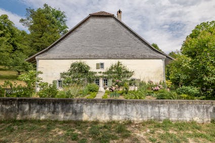 Das Bauernhaus aus Villars-Bramard VD (531) im Freilichtmuseum Ballenberg.