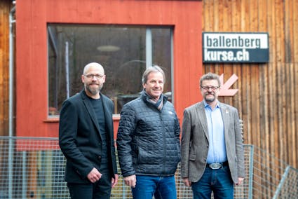 Philipp Kuntze, Peter Flück und Martin Michel vor dem Gebäude des Kurszentrums Ballenberg.