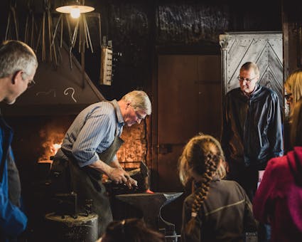 Schauen Sie im Freilichtmuseum Ballenberg dem Schmied beim schmieden über die Schulter oder besuchen Sie einen Schmiede-Workshop.