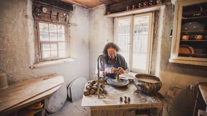 Handwerk Töpfern im Kleinbauernhaus mit Töpferei aus Unterseen BE (1051) im Freilichtmuseum Ballenberg.